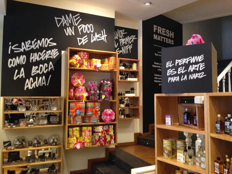 Los mensajes dibujados en pizarras apelan a los distintos sentidos. Interior de Lush Cosmetics (calle Alcalá, Madrid)